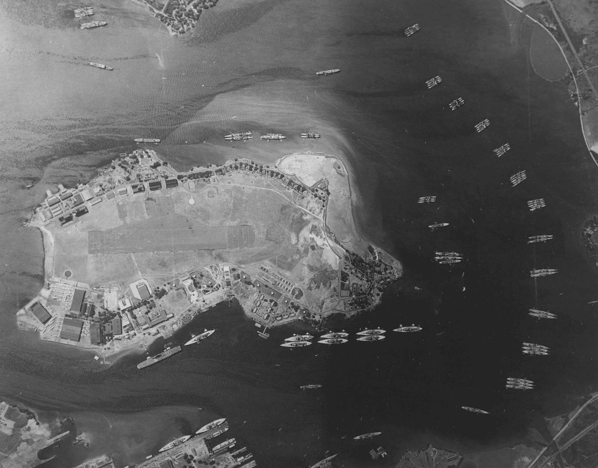 Fotografía aérea tomada un año antes de la incursión japonesa donde se ve la la flota aérea de Ford Island en Pearl Harbor, Hawai.