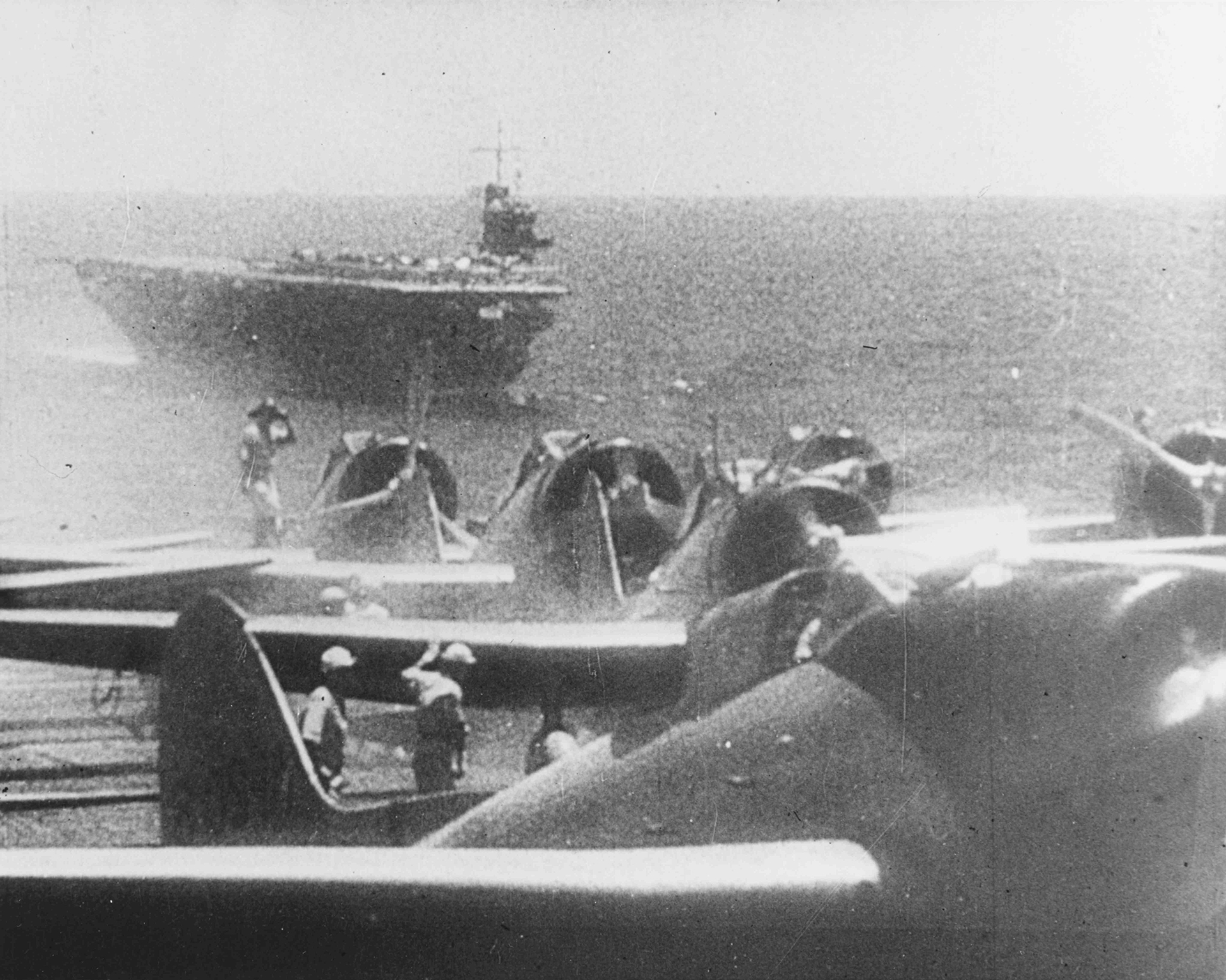 Bombarderos japoneses tipo 99 “Val” se preparan para despegar del portaaviones para atacar Pearl Harbor