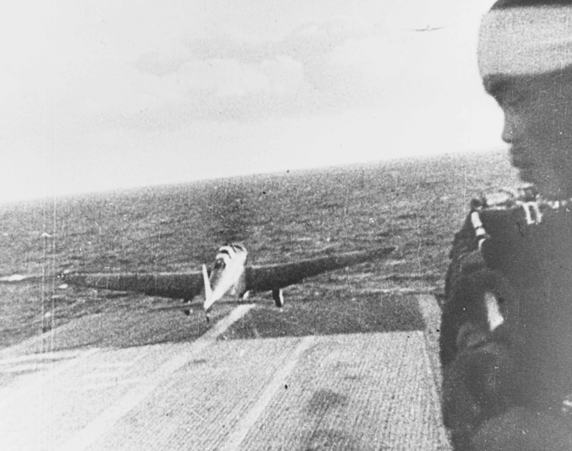 Un bombardero japonés tipo 97 Kate” despega del portaaviones Shokaku, rumbo a Pearl Harbor
