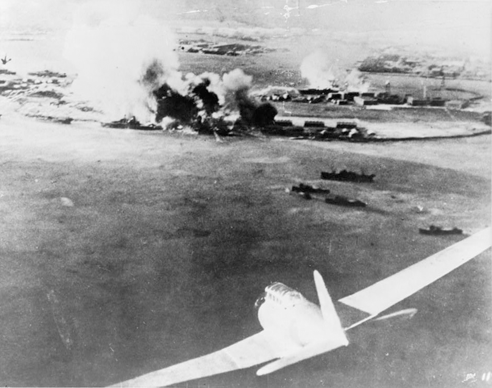 Imagen tomada por un piloto japonés que muestra los primeros bombardeos contra Peral Harbor