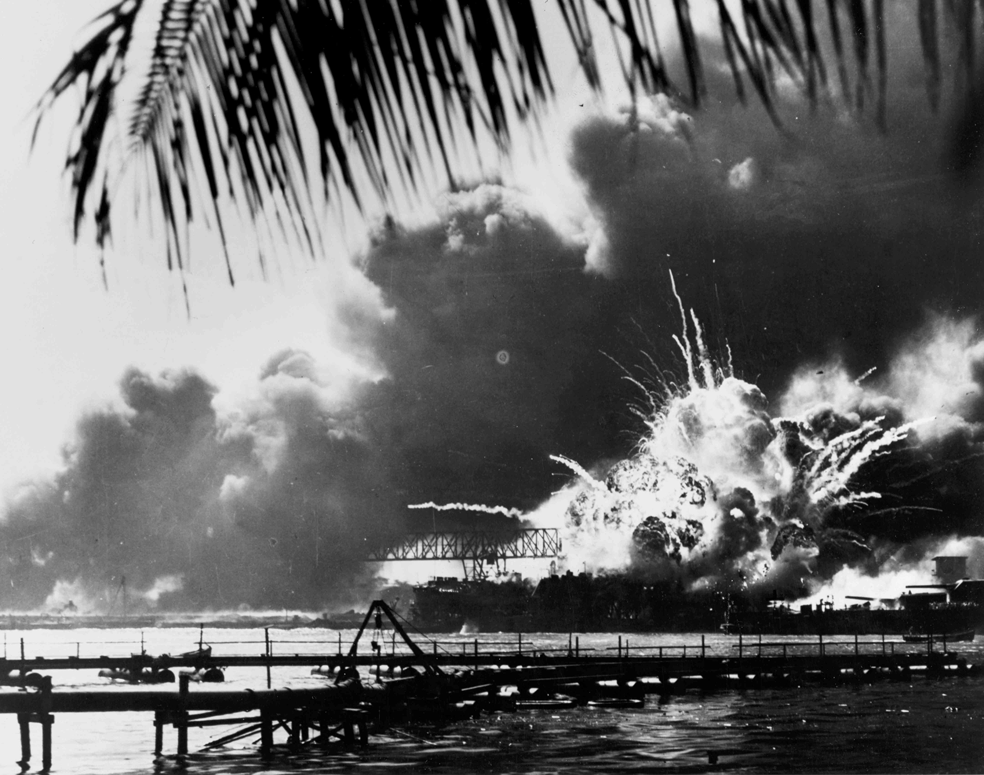 El destructor estadounidense USS Shaw explota a las 9:30 horas del 7 de diciembre de 1941, durante el ataque japonés contra Pearl Harbor