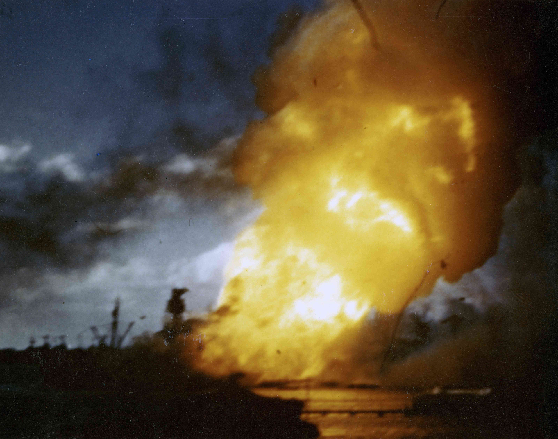 Destrucción del USS Arizona, hacia las 08:10, aproximadamente 12 minutos después del inicio del ataque.