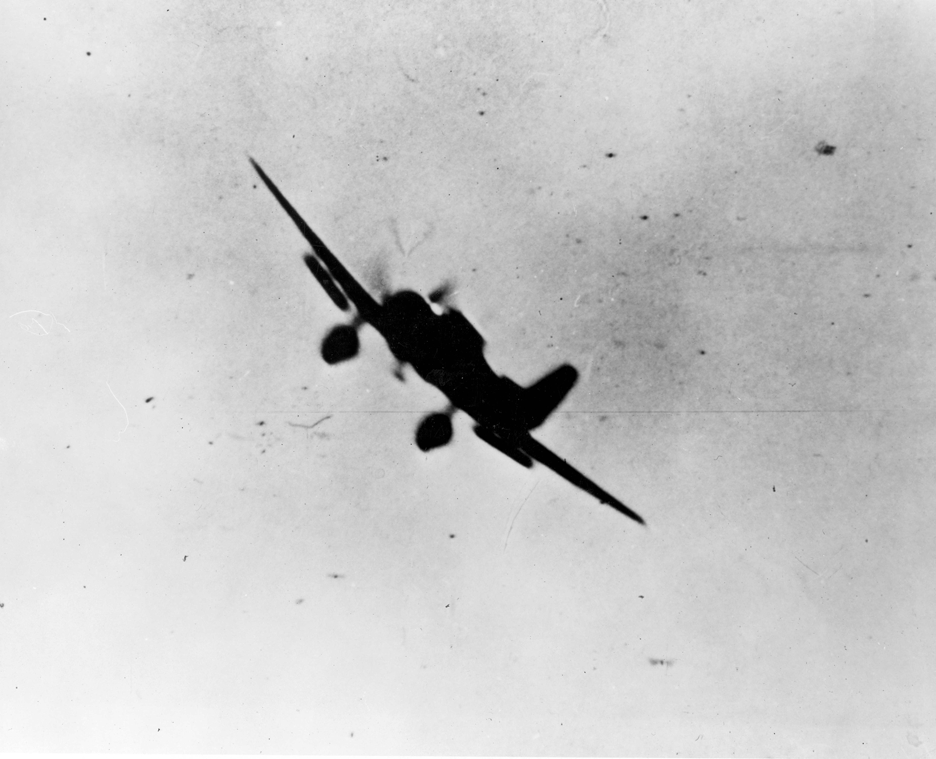 Un bombrardero japonés Tipo 99 “Val” en acción contra Pearl Harbor