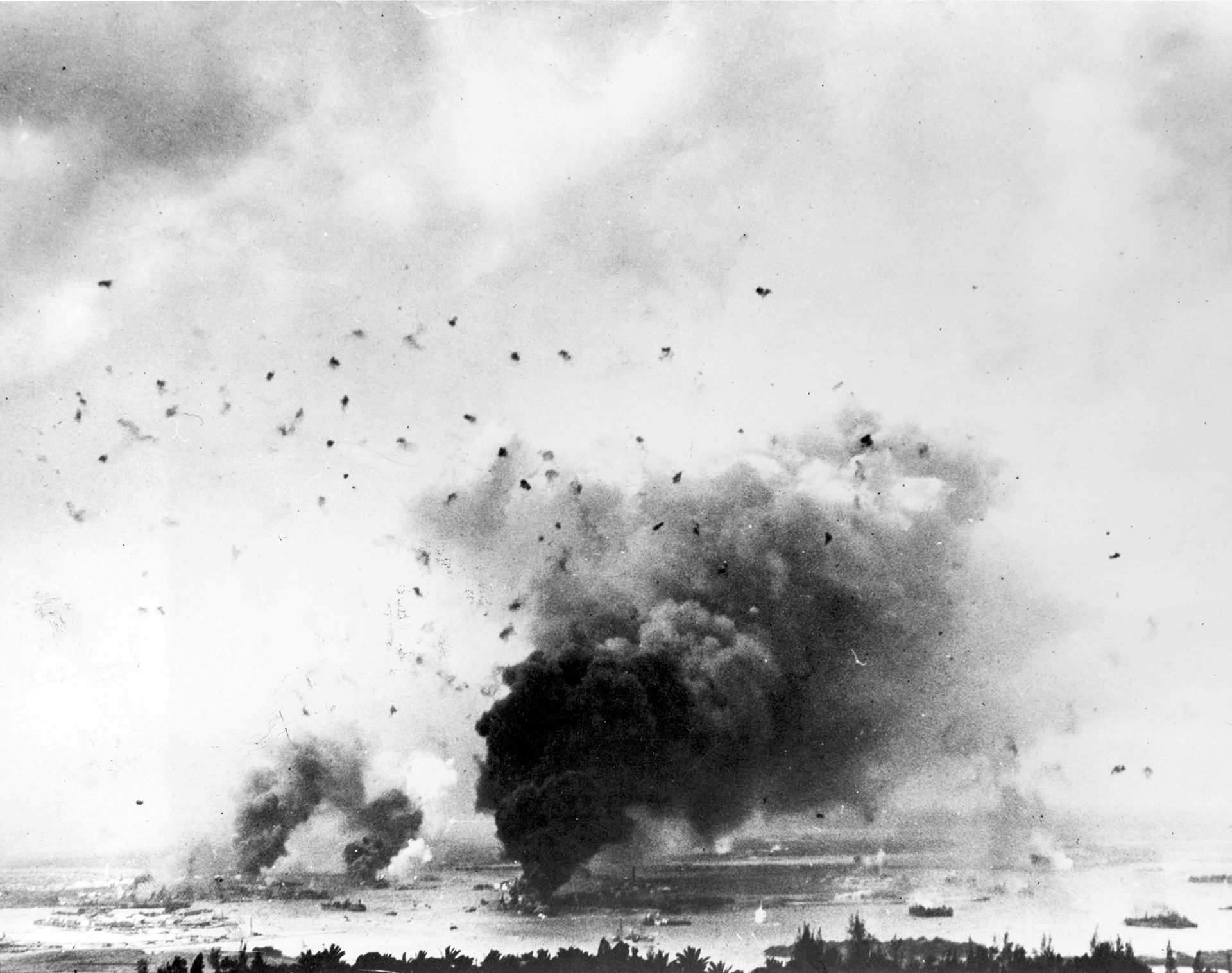 El acorazado USS Arizona durante su explisión