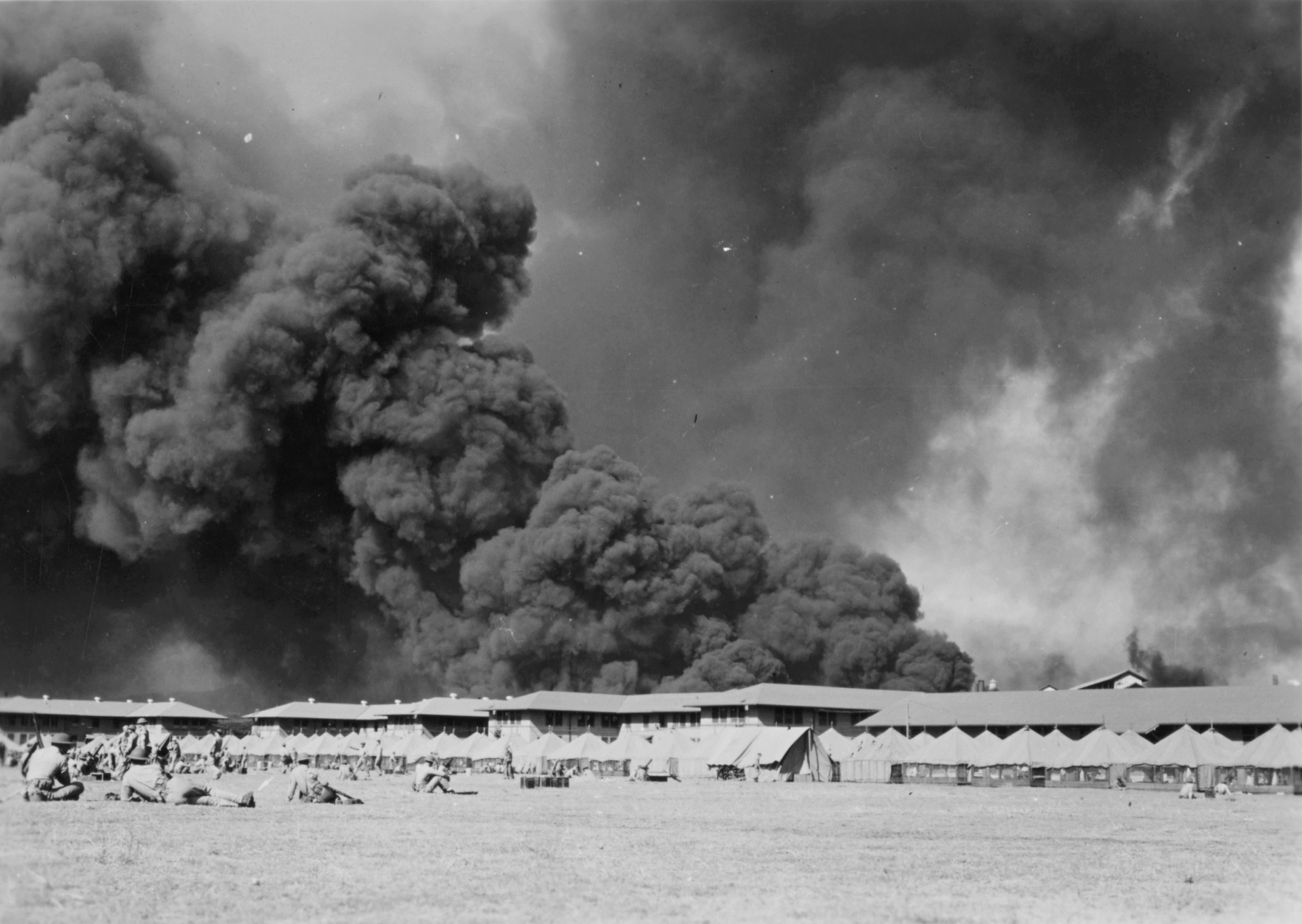 Marines estadounidenses esperan el posible regreso de los aviones japoneses en el patio de armas del cuartel naval de Pearl Harbor
