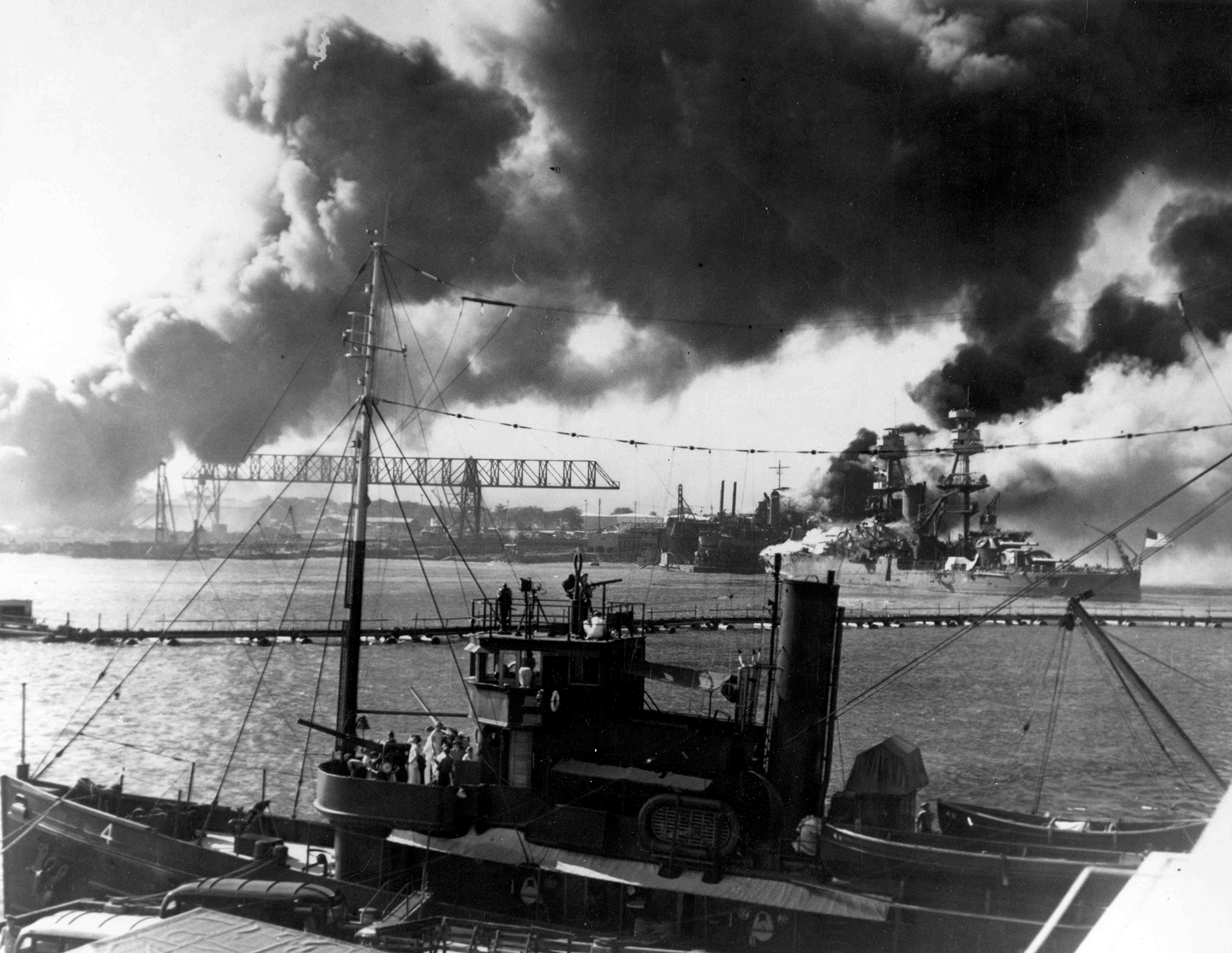 Artilleros esperan por otro ataque japonés a bordo el dragaminas norteamericano USS Avocet