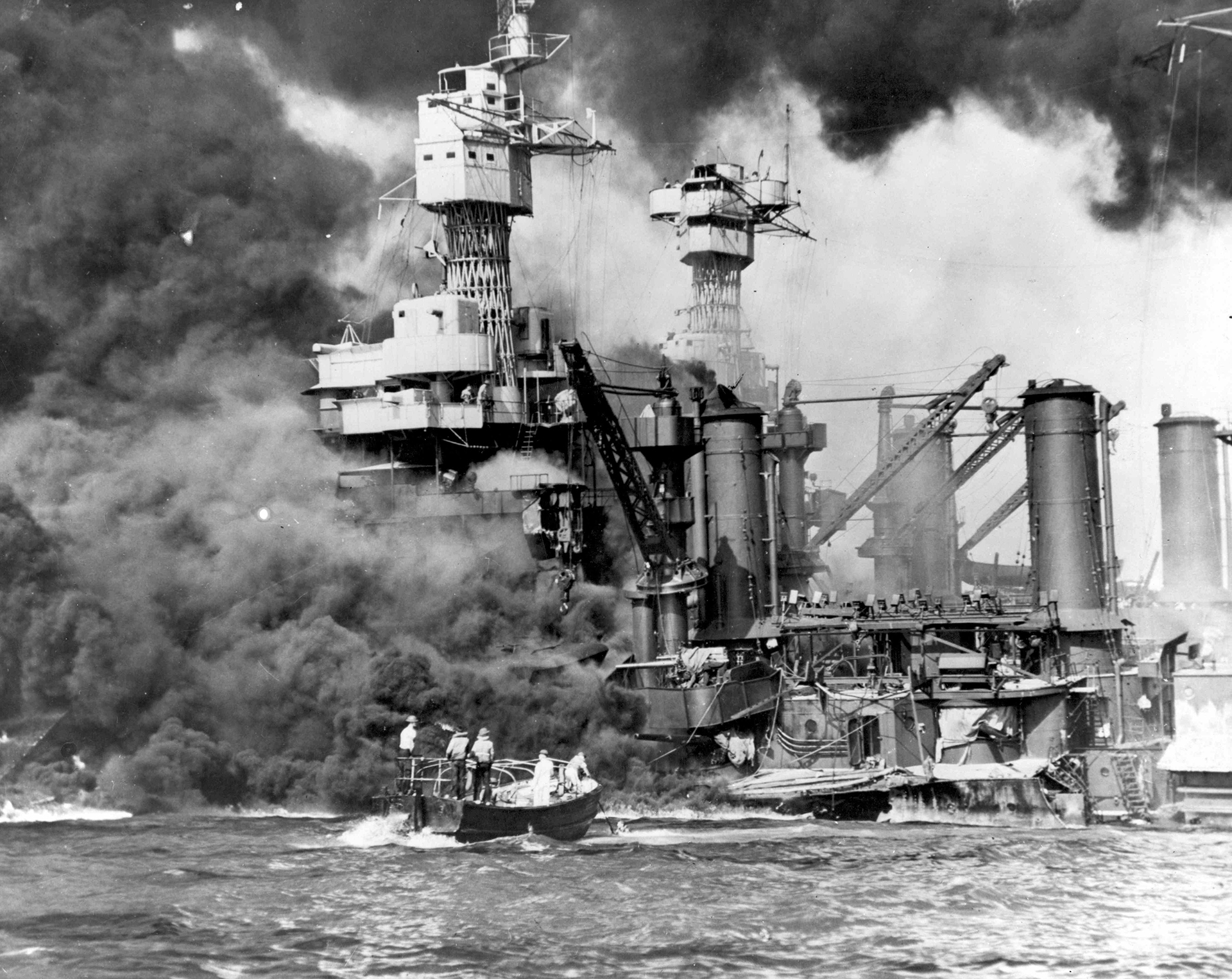 Marines buscan sobrevivientes al ataque contra el USS West Virginia