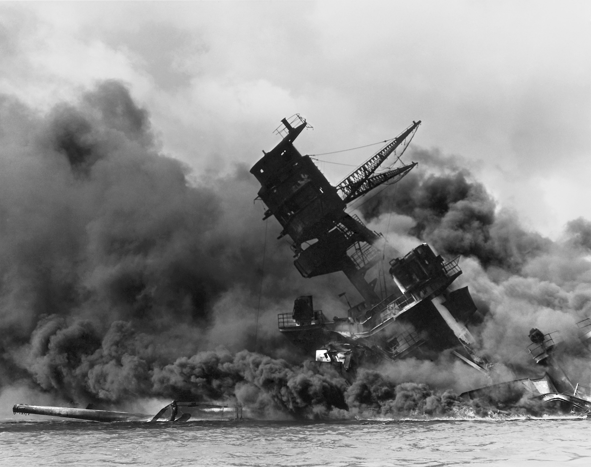 La estructura superior del acorazado hundido USS Arizona se quema tras el ataque aéreo japonés