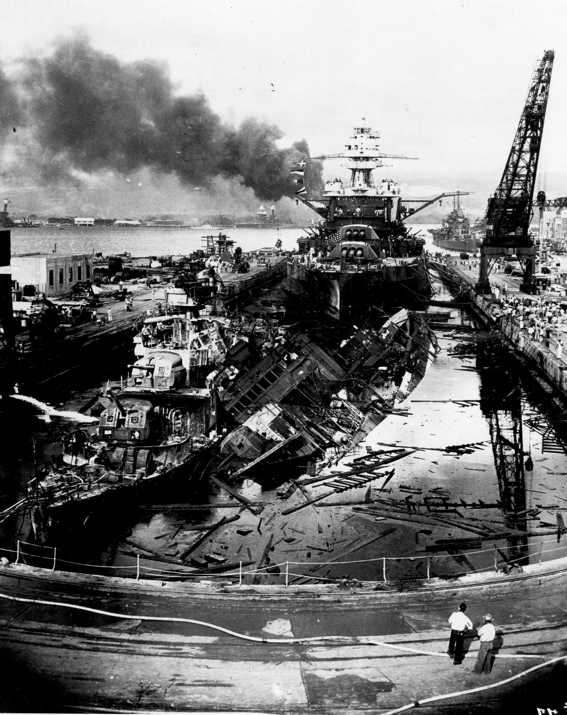 Los destructores estadounidenses USS Downes y USS Cassin naufraga npoco después del final del ataque aéreo japonés a Pearl Harbor