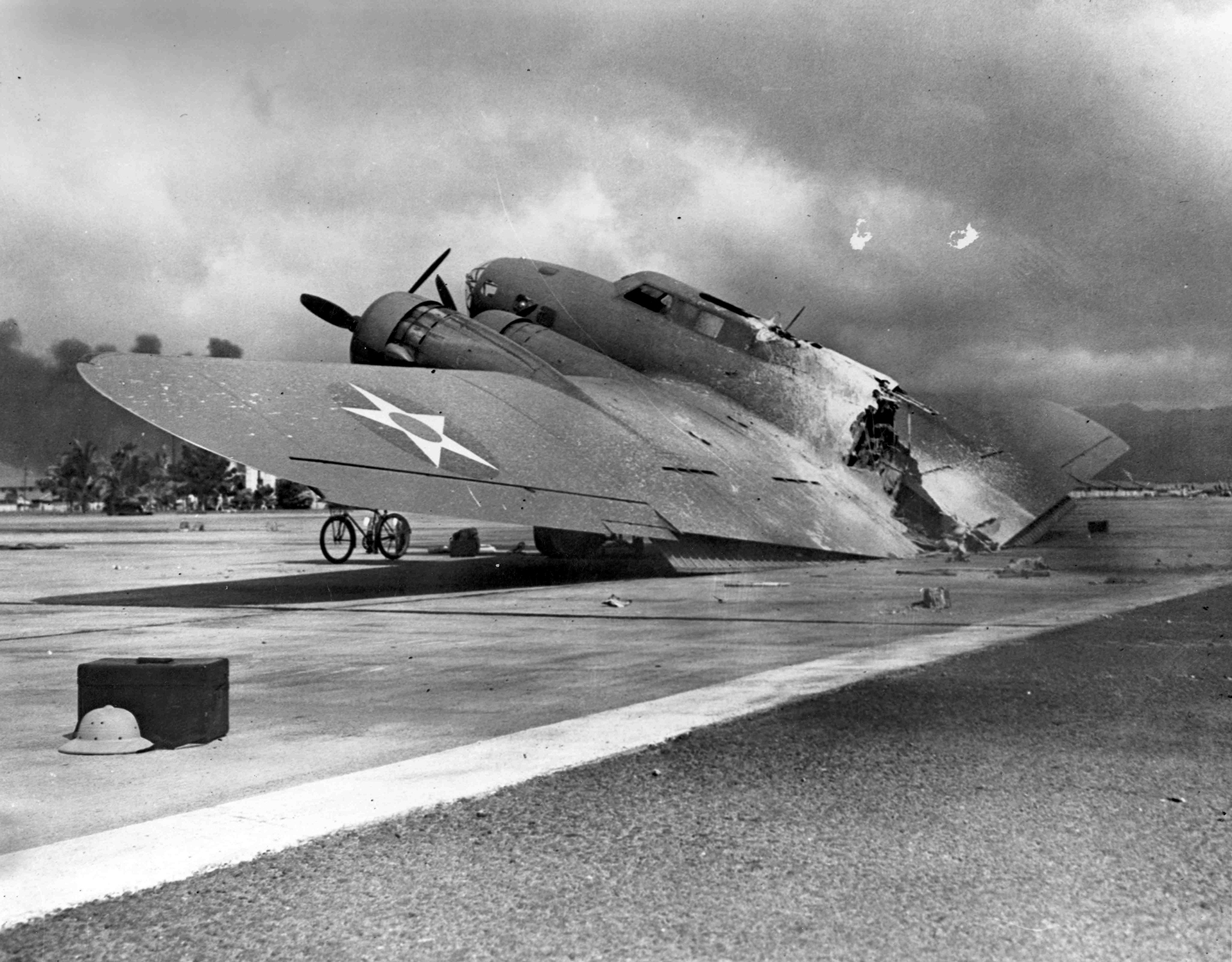 Un bombardero B-17C de la armada estadounidense, destruido tras el ataque aéreo japonés