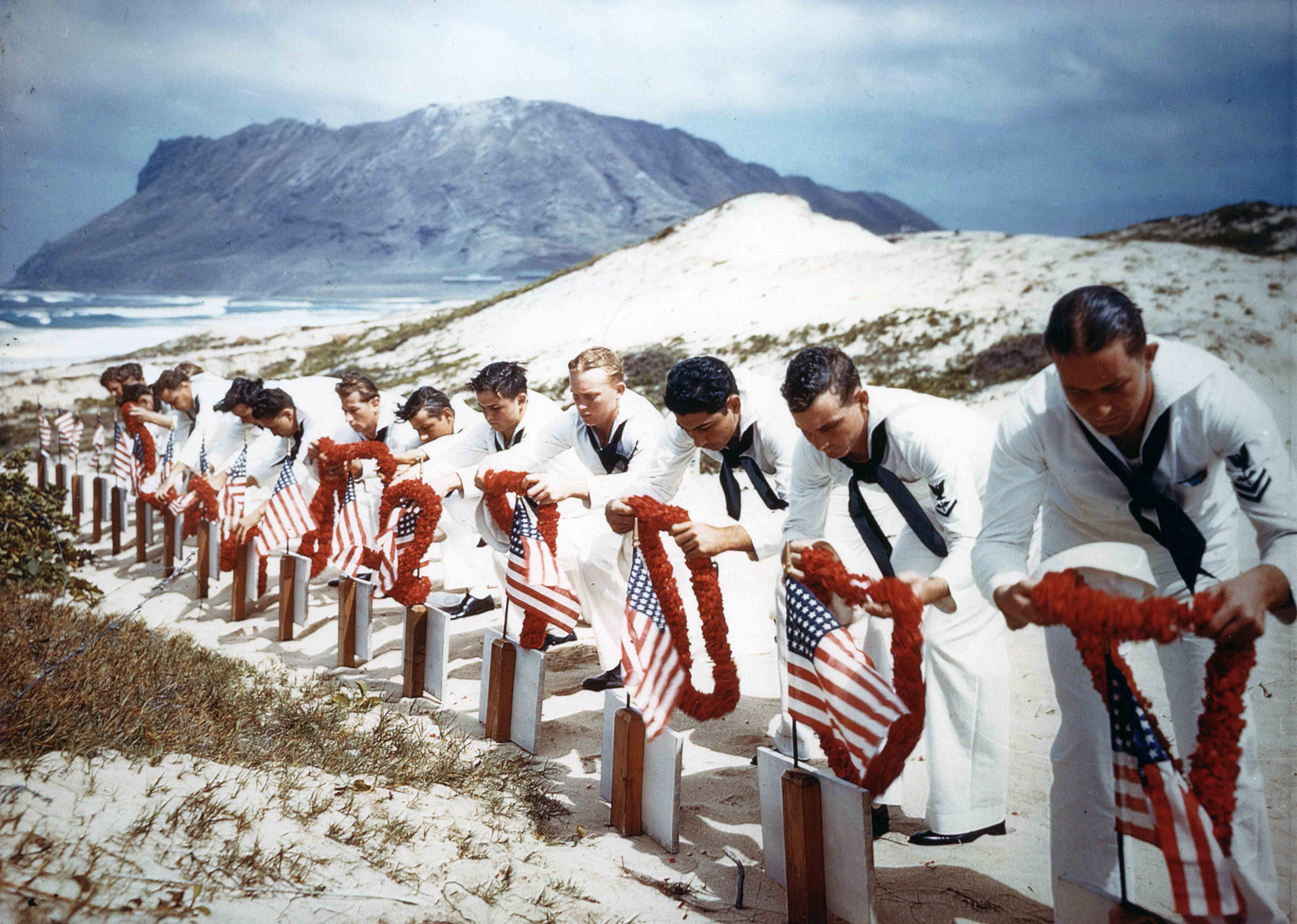 Marineros decoran las tumbas de soldados caídos en la base aérea de Kaneohe, Hawai, poco después del bombardeo lanzado por Japón el 7 de diciembre de 1941. Se calcula que 2.400 estadounidenses murieron en el ataque japonés, y que supuso su entrada en la Segunda Guerra Mundial