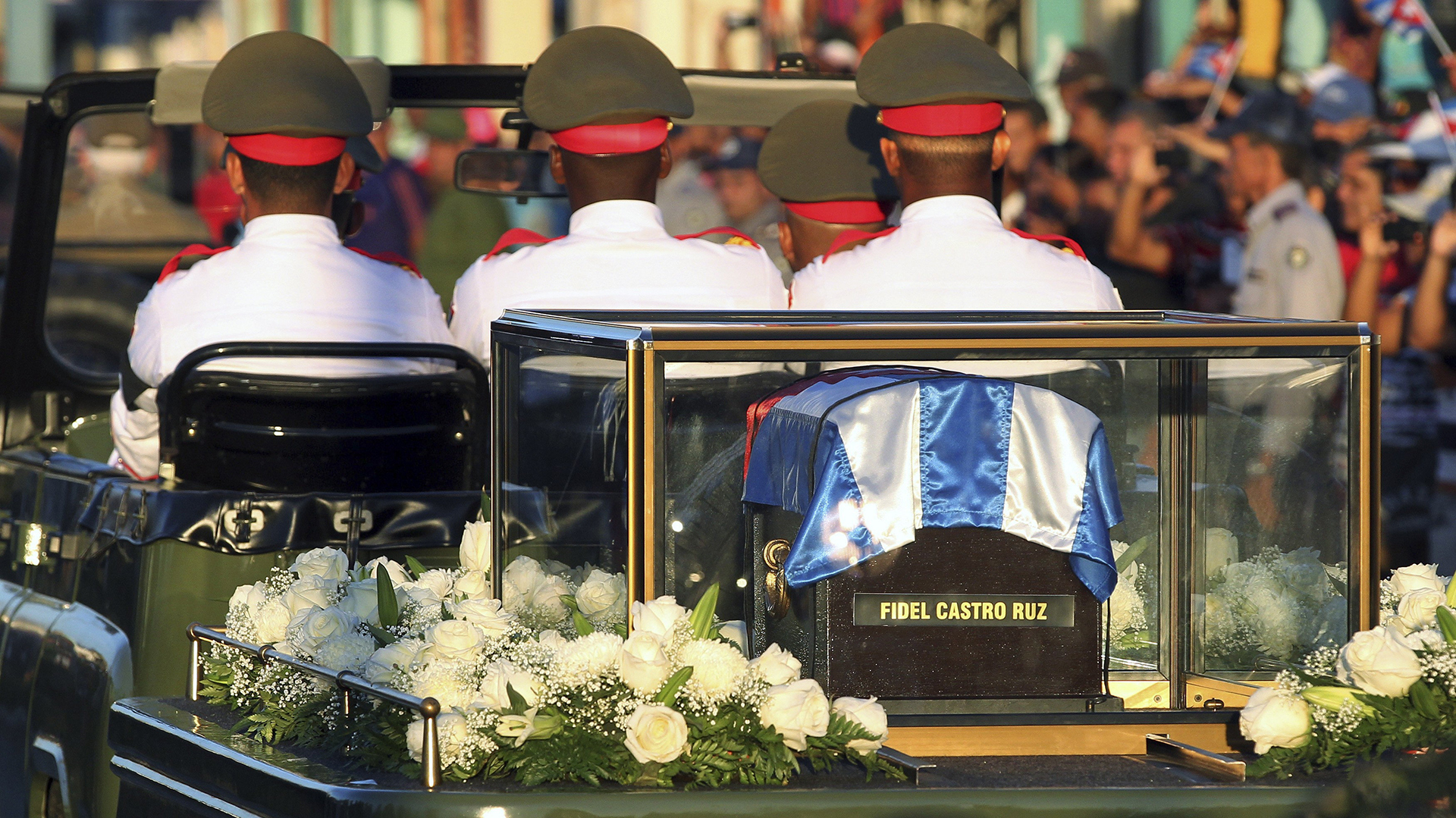 La caravana con las cenizas de Fidel Castro partió este domingo a las 6.40, hora local, del Parque de la Revolución de Santiago de Cuba hacia el cementerio