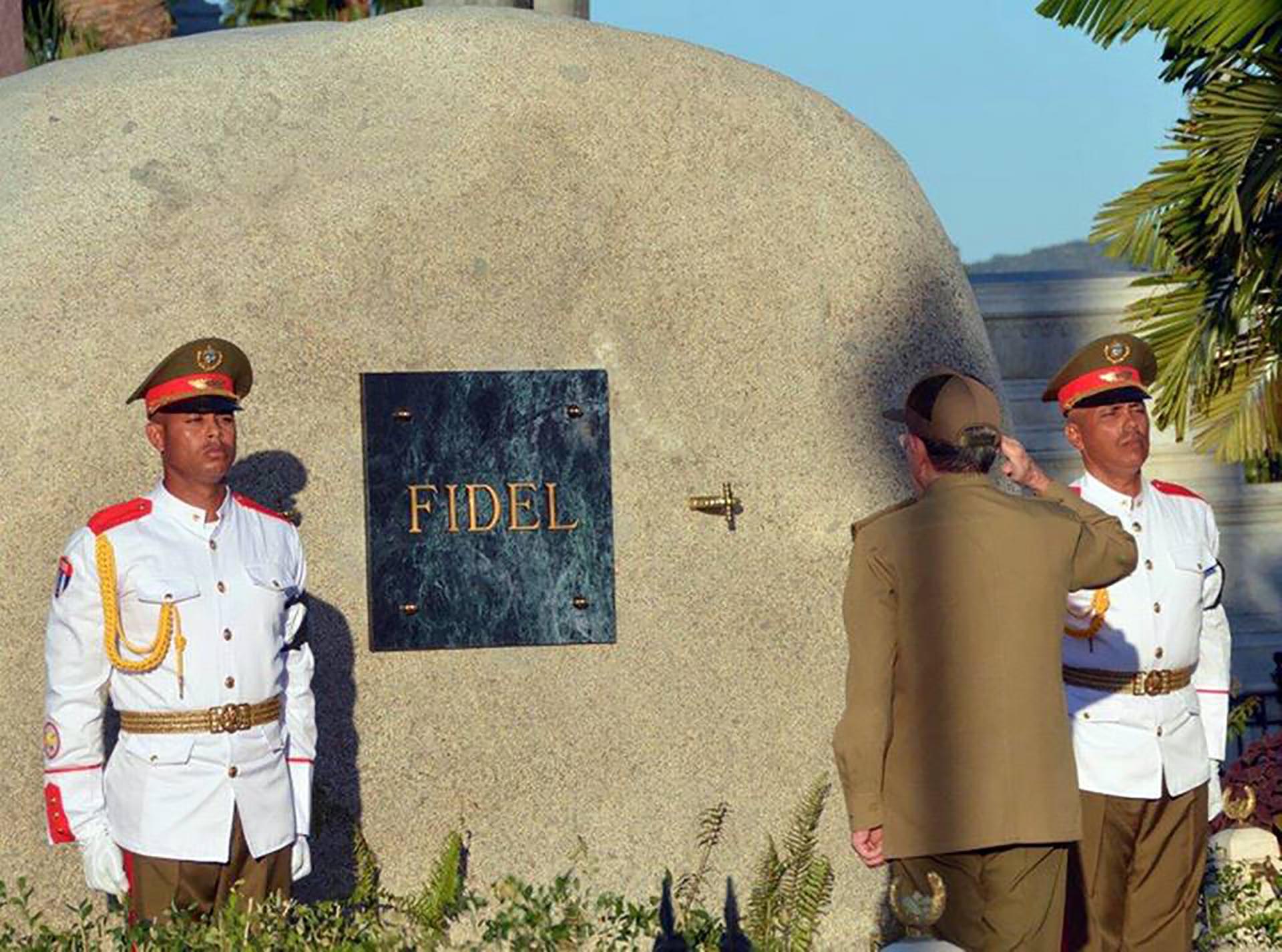 Raúl frente al mausoleo de su hermano Fidel (Agencia Cubana de Noticias)