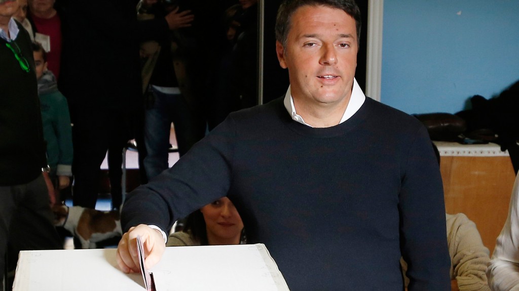 Matteo Renzi podría jugarse el cargo (AP)