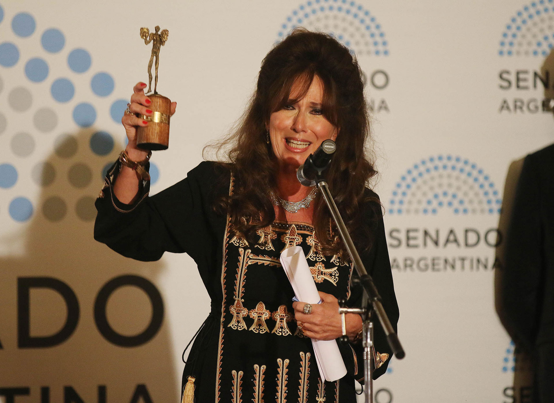 Luisa Kuliok, emocionada al recibir la estatuilla