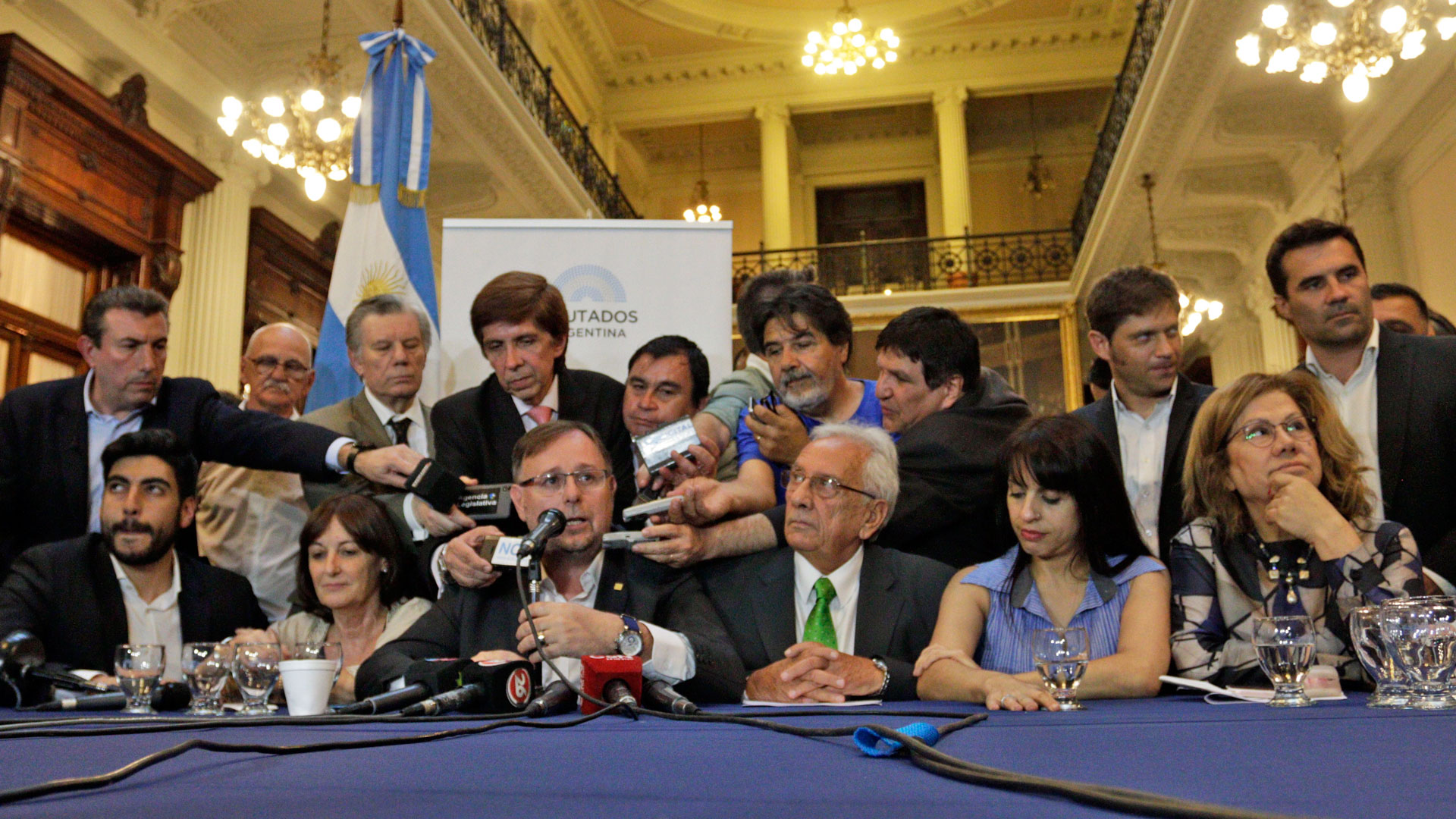 La conferencia de prensa de la oposición (NA)