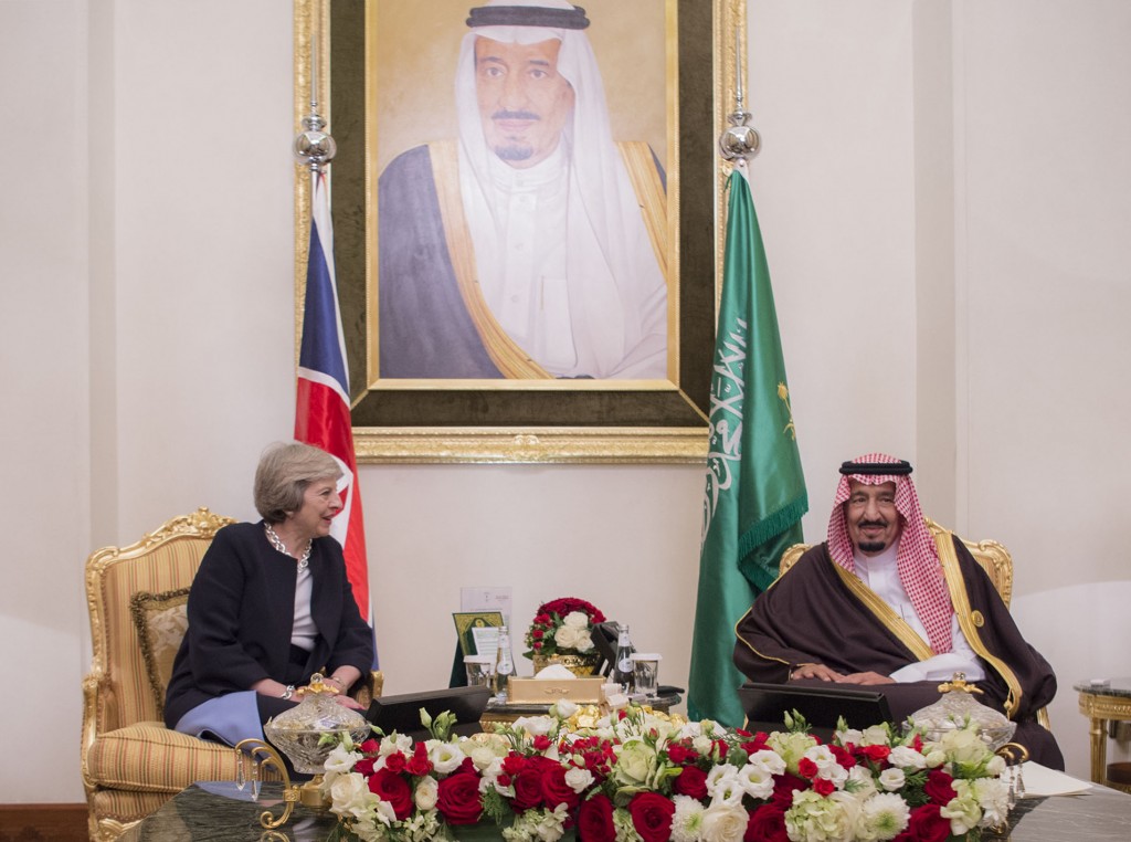 Thersa May en una reunión con el rey de Arabia Saudita Salmán bin Abdulaziz (AFP)