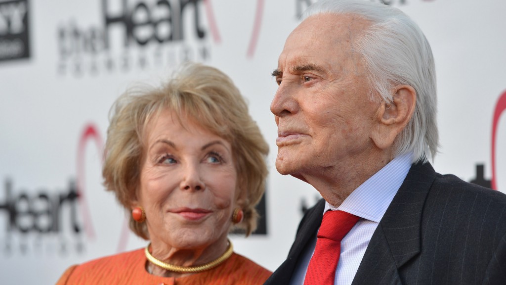 Kirk Douglas y su esposa Anne (AFP)