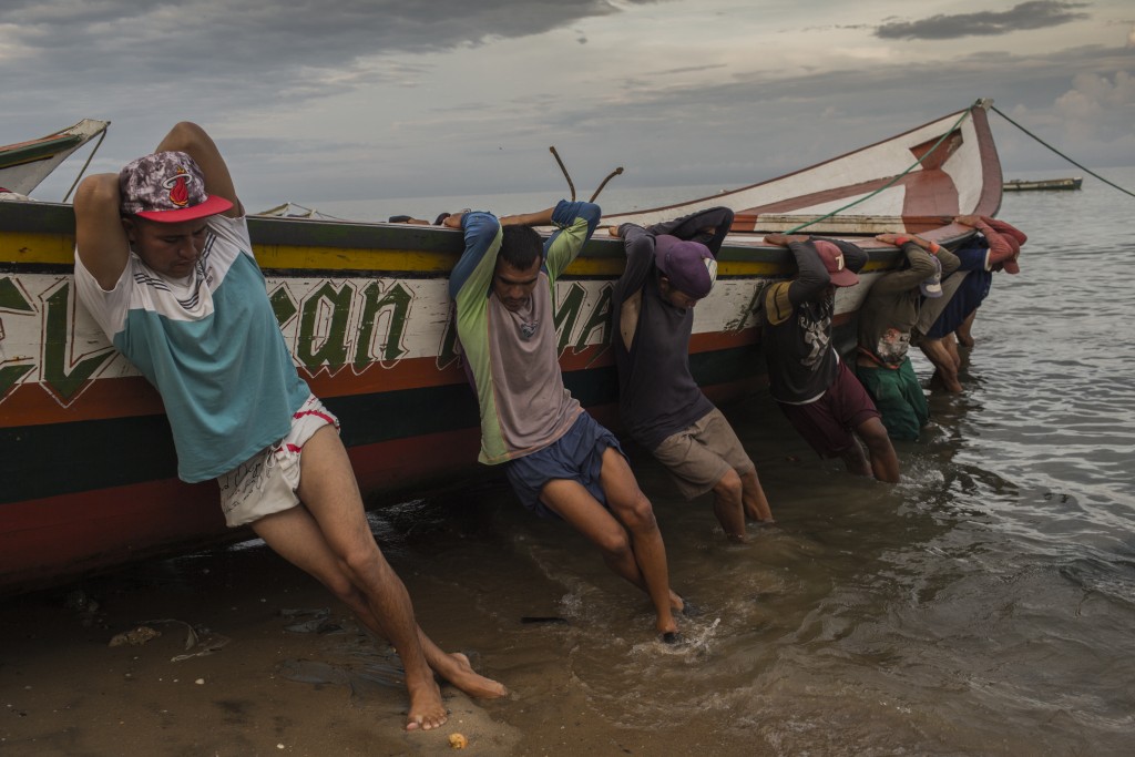 Pescadores de la familia Marval llegan de pescar toda la noche (AP)