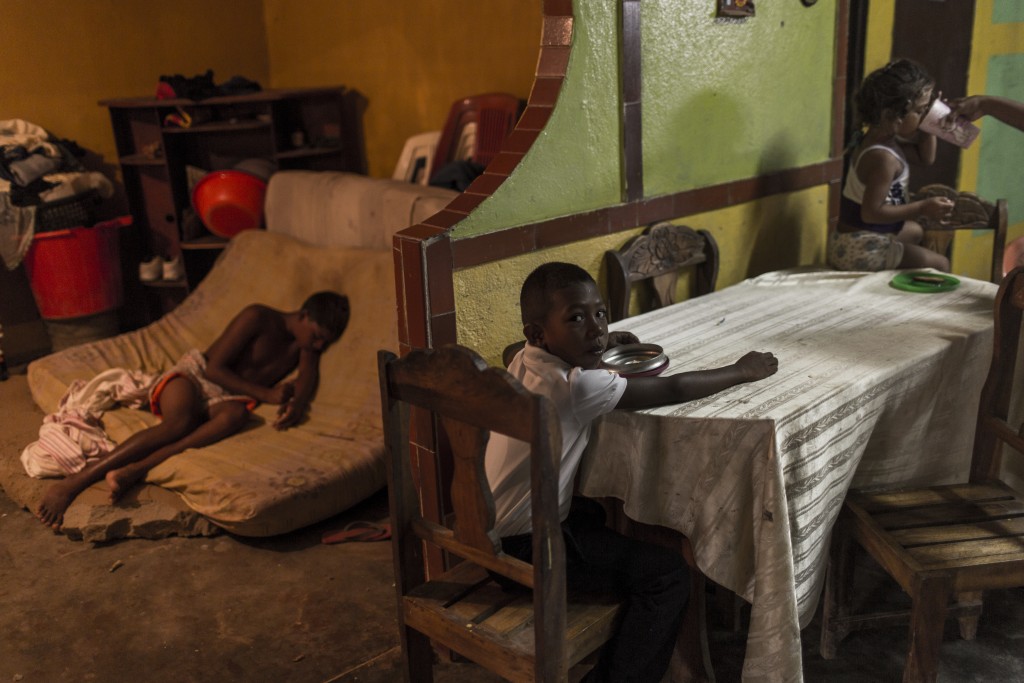 Los niños de la familia Marval, bajo amenaza de los piratas en Sucre, antes de ir al colegio (AP)
