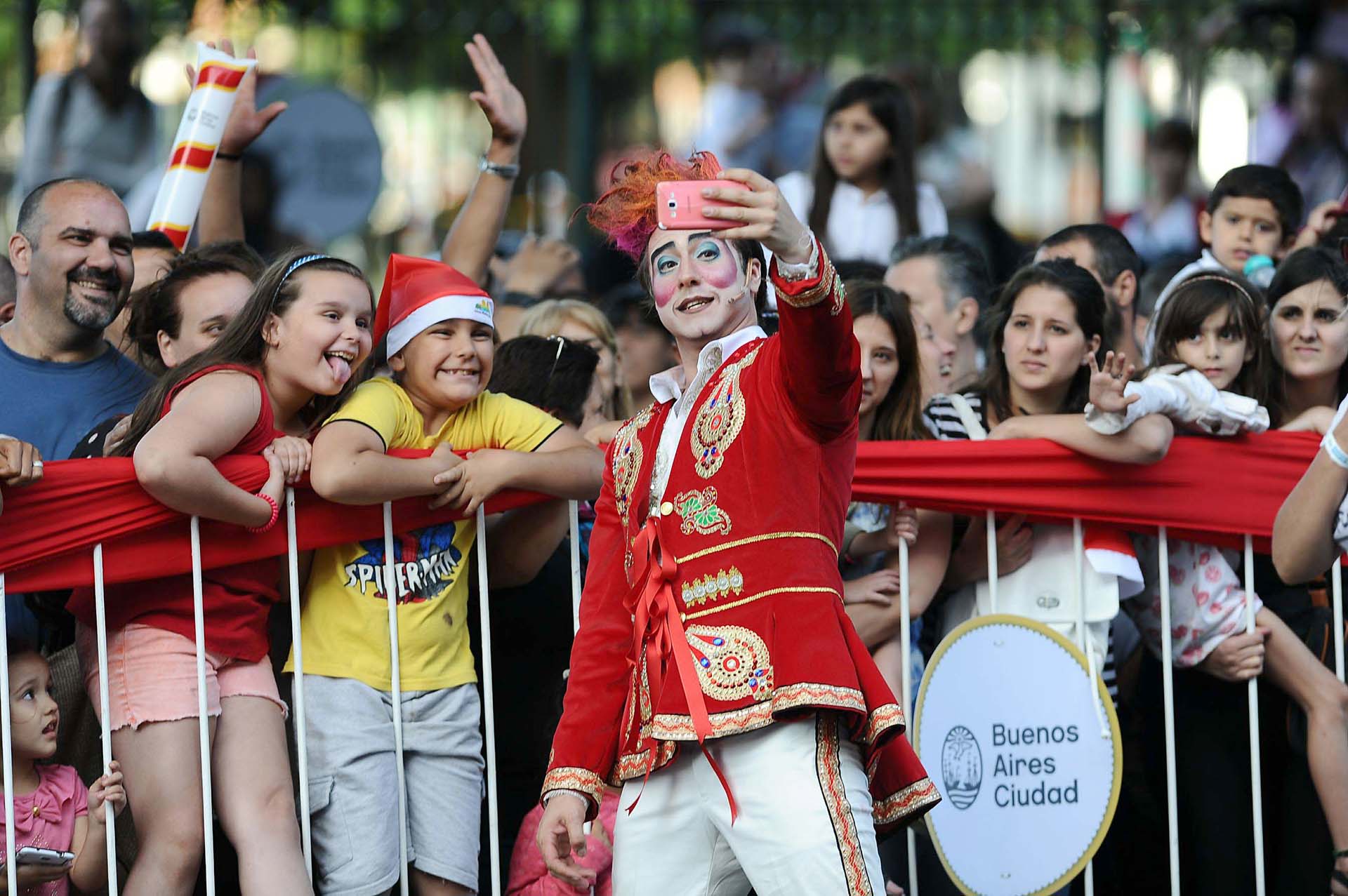 Desde distintos barrios de la Ciudad y hasta inclusive del conurbano bonaerense, decenas de miles de personas se acercaron para ver el desfile