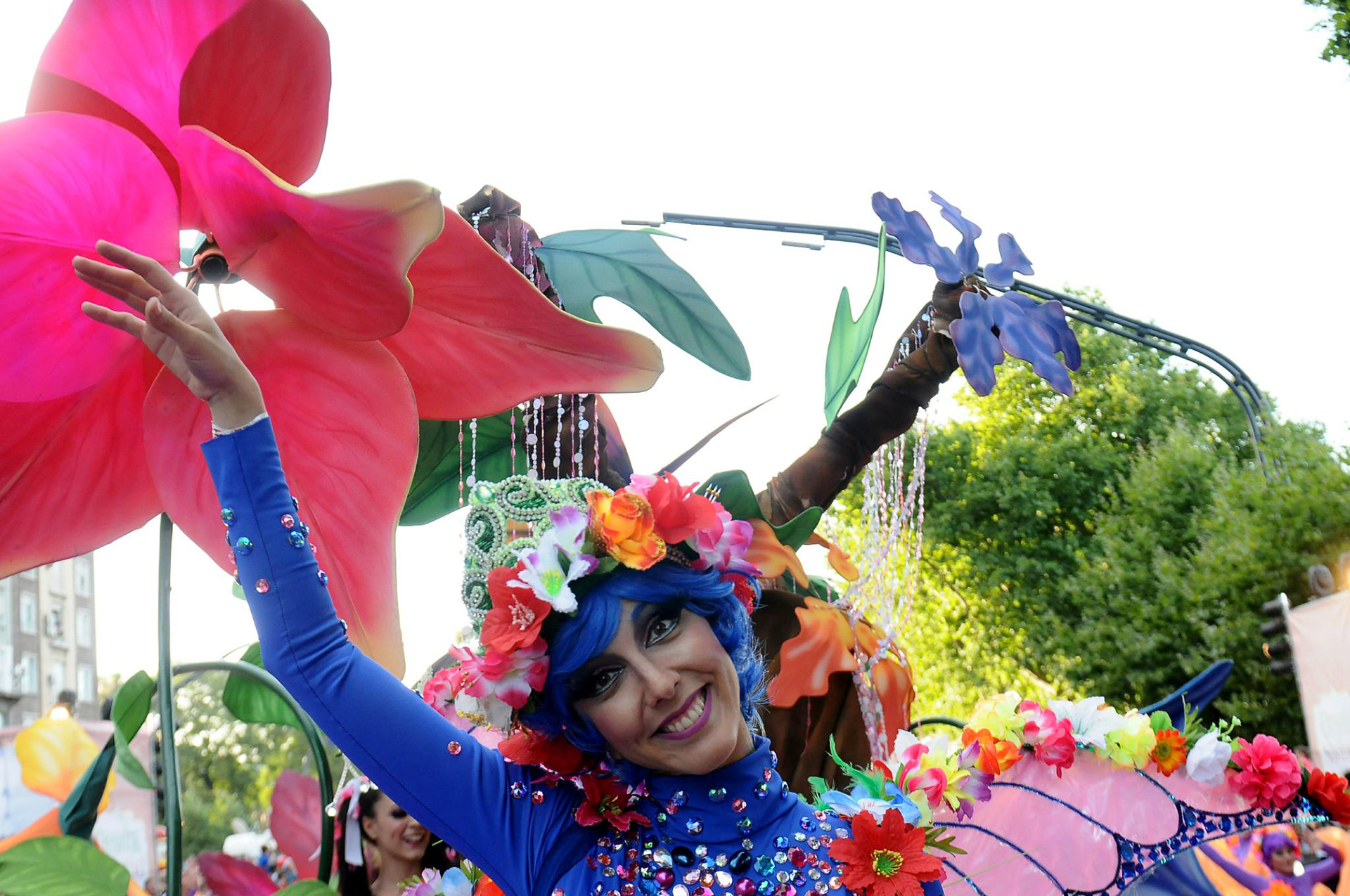 Desfilaron bailarines, patinadores, acróbatas, cantantes y artistas que animaron a los presentes