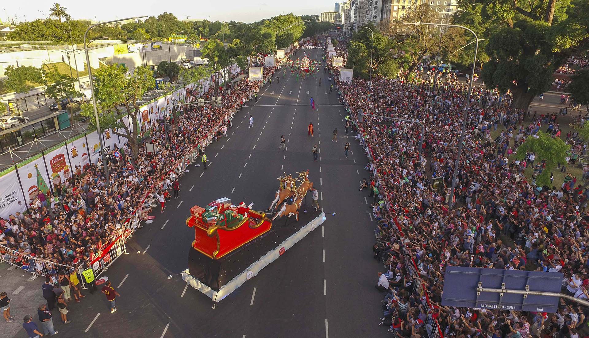 Media decena de carrozas adornadas de manera original y motivos navideños, hadas, duendes y personajes mágicos se sumaron al desfile que atravesó el corredor norte de Buenos Aires