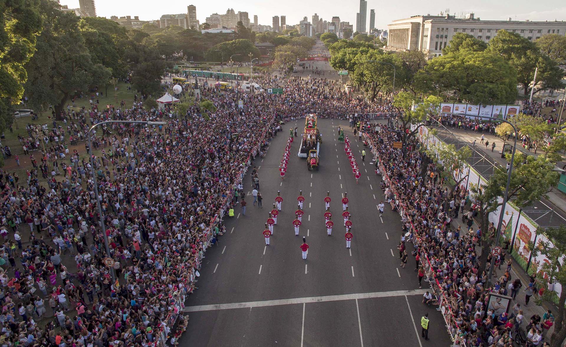El desfile giró en torno al sendero navideño armado sobre la avenida Figueroa Alcorta, desde Pueyrredón hasta Callao