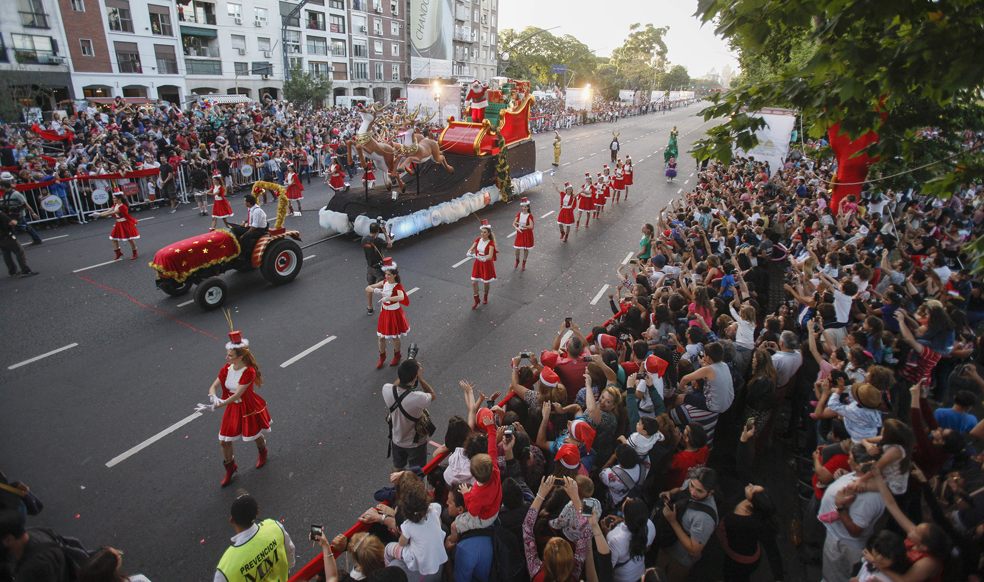 La multitud no pudo aguantar la emoción y saltó las vallas para ver de cerca al hombre de barba blanca, que sin perder la sonrisa se detuvo a saludarlos a todos desde el trineo