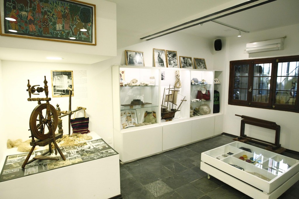 En el museo pueden verse artículos antiguos para fumar la hierba, una extensa bibliografía vinculada al cultivo de la planta y objetos comerciales (EFE)