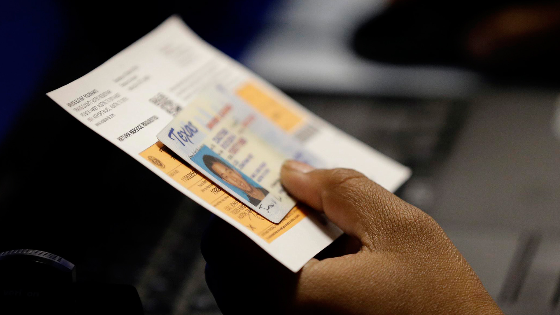 En Estados Unidos, es dificil saber cuáles encuestados terminarán yendo a votar (AP)