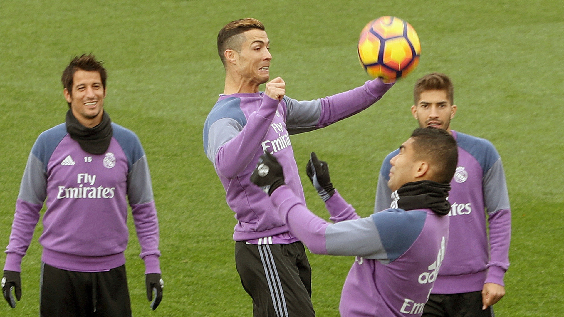 La prensa española aseguró que el Balón de Oro quedará en manos del portugués (EFE)