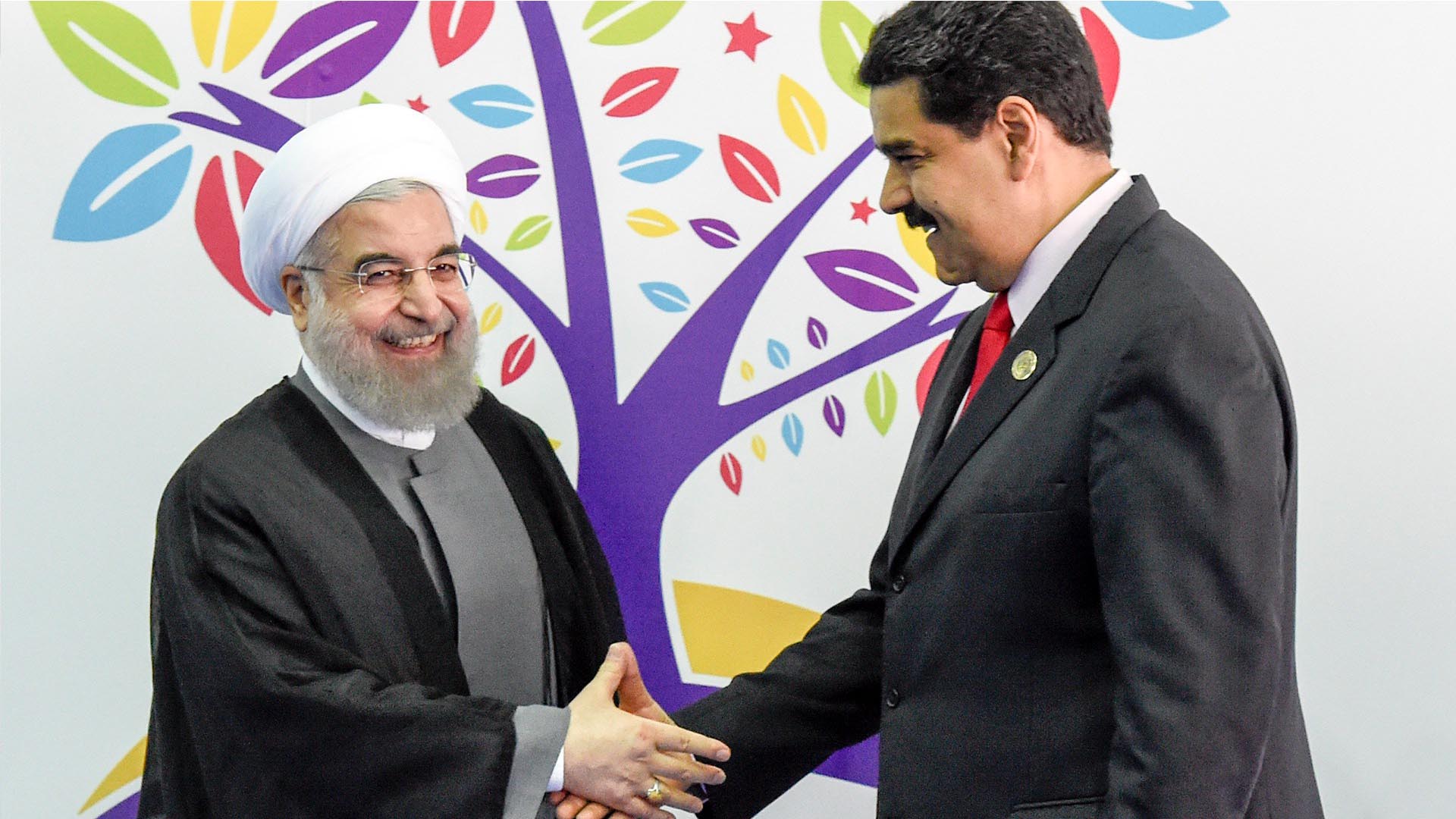 Hassan Rohani, presidente de Irán, se saluda con Nicolás Maduro (AFP)