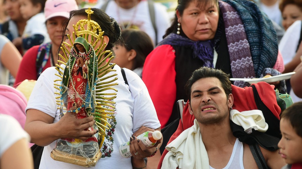 Los fieles, muchos de ellos provenientes del interior del país y algunos del extranjero, empezaron a llegar al templo más visitado de América. Para el lunes, se esperan multitudes ansiosas de pasar aunque sea por unos segundos ante la imagen