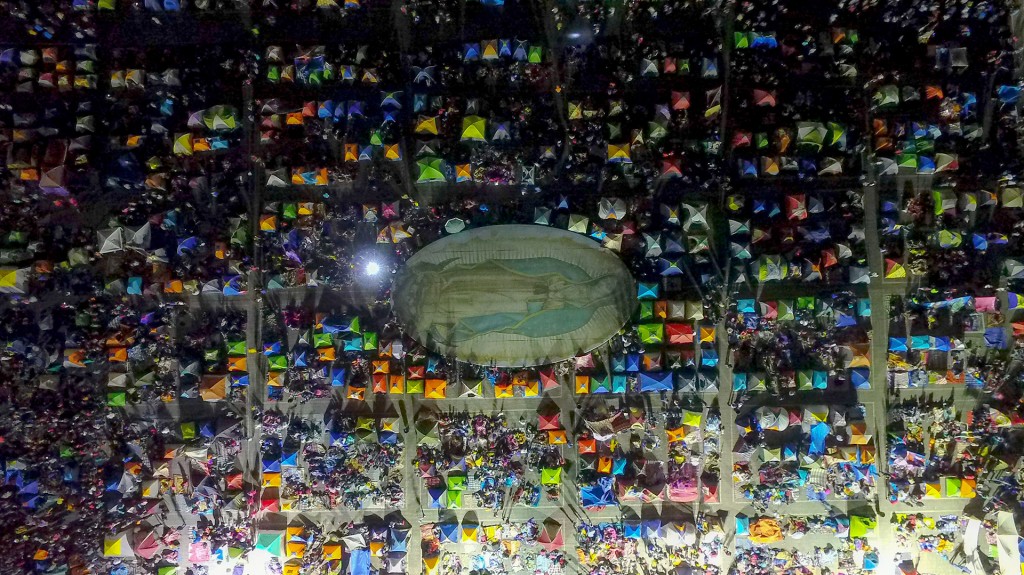 La imagen de la virgen morena, según la tradición, quedó plasmada en el ayate (manta indígena) que vestía Juan Diego y ahora es adorada por millones de creyentes de todo el mundo