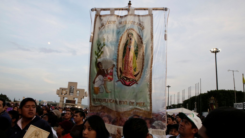 Según la tradición católica, la virgen de Guadalupe se le apareció entre el 9 y el 12 de diciembre al indígena Juan Diego, canonizado en 2002, para pedirle que construyera un templo en su honor