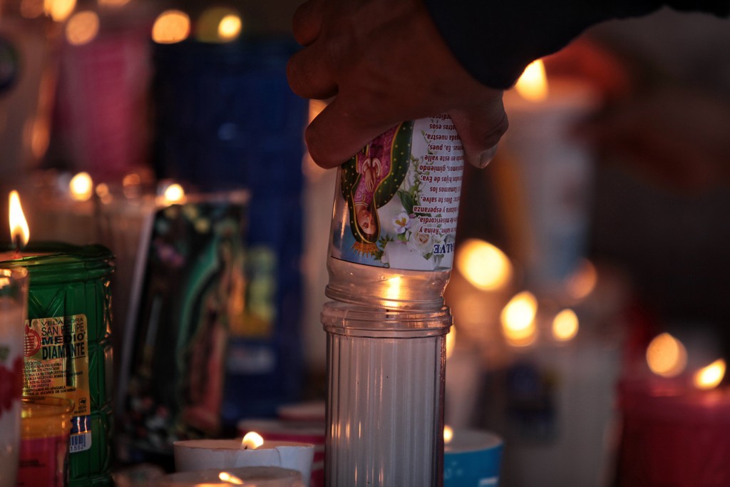 Fieles encienden velas en los festejos en la Basílica de la Virgen de Guadalupe, a 485 años de su aparición al indígena Juan Diego en Ciudad de México