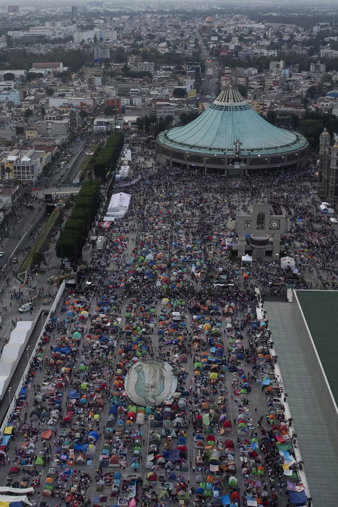 Unos 2.000 efectivos, 1.800 de la policía preventiva y 800 de la auxiliar, custodian la celebración, la mayoría de los cuales ya estuvieron movilizados para dar atención a los peregrinos o atender denuncias