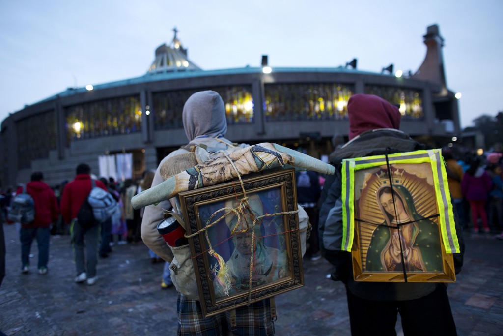 Dos horas antes de la llegada de la medianoche, el espectáculo en los alrededores de la Basílica era de mucho color y alegría, con creyentes que se sumen en estado de gracia por venerar a la Virgen