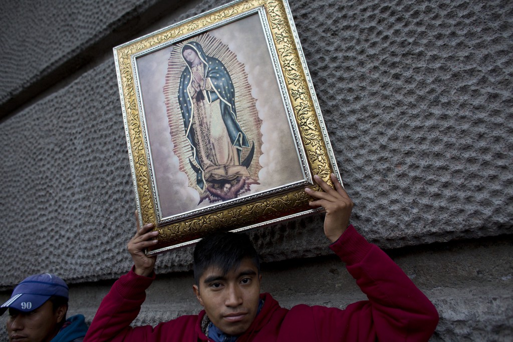 Personas con imágenes de la Guadalupe en diferentes tamaños entonan cantos de agradecimiento, piden deseos y realizan promesas a la figura más querida del país, a la cual los creyentes asocian con milagros en sus familiares y sus allegados