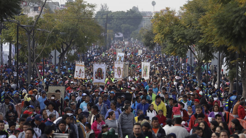 Peregrinos cargan banderas, estatuas e imágenes de la virgen en Ciudad de México