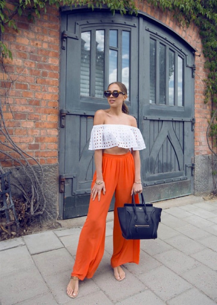 Una propuesta formal y divertida: crop top con off shoulders y palazzo. Cabello recogido en cola baja