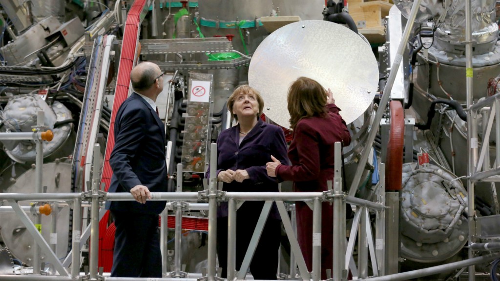 Angela Merkel inspecciona una planta de investigación en fusión nuclear para uso civil en Greifswald (AP)