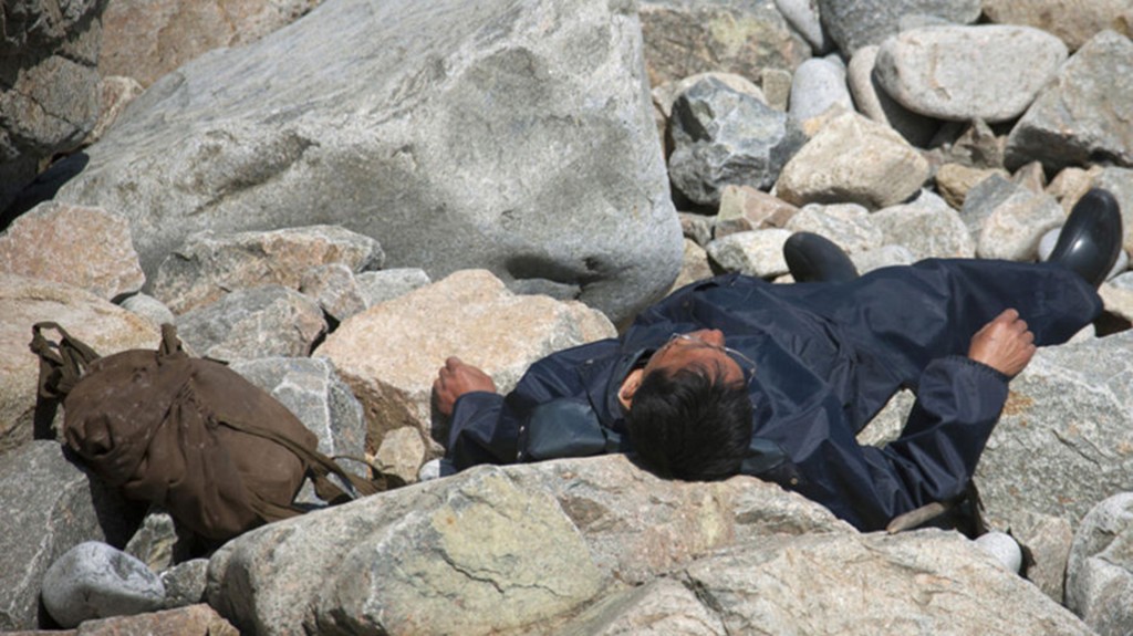 El guía le pidió que elimine esta foto porque podría parecer que el hombre estaba muerto. Según aclaró, se encontraba descansando bajo el sol