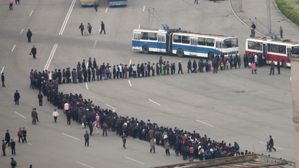 A Lafforgue le sorprendió la larga espera para tomar el transporte público “Hacer fila es un deporte nacional para los norcoreanos”, comentó