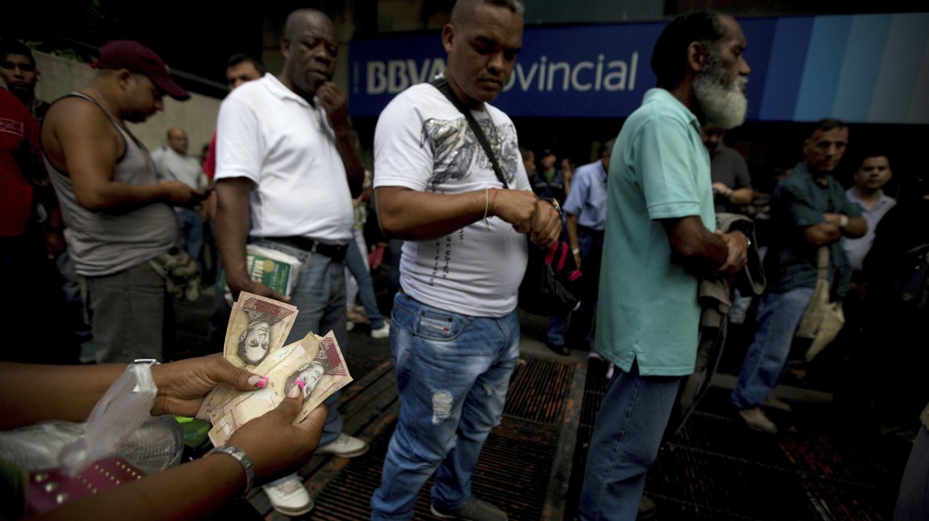 Venezuela atraviesa una situación delicada por la escasez de alimentos, medicinas y la crisis monetaria (AP)