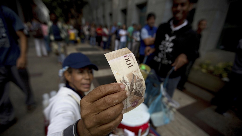 El Banco Central de Venezuela también recibió siete millones de nuevas monedas. Una de estas reemplazará al billete de 100, el de mayor valor del saliente cono monetario (AP)