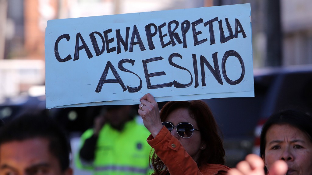 Un grupo de personas protestó la semana pasada frente a la clínica Navarra,  donde se encontraba Rafael Uribe Noguera, presunto asesino de la niña Yuliana Andrea Samboni (EFE)