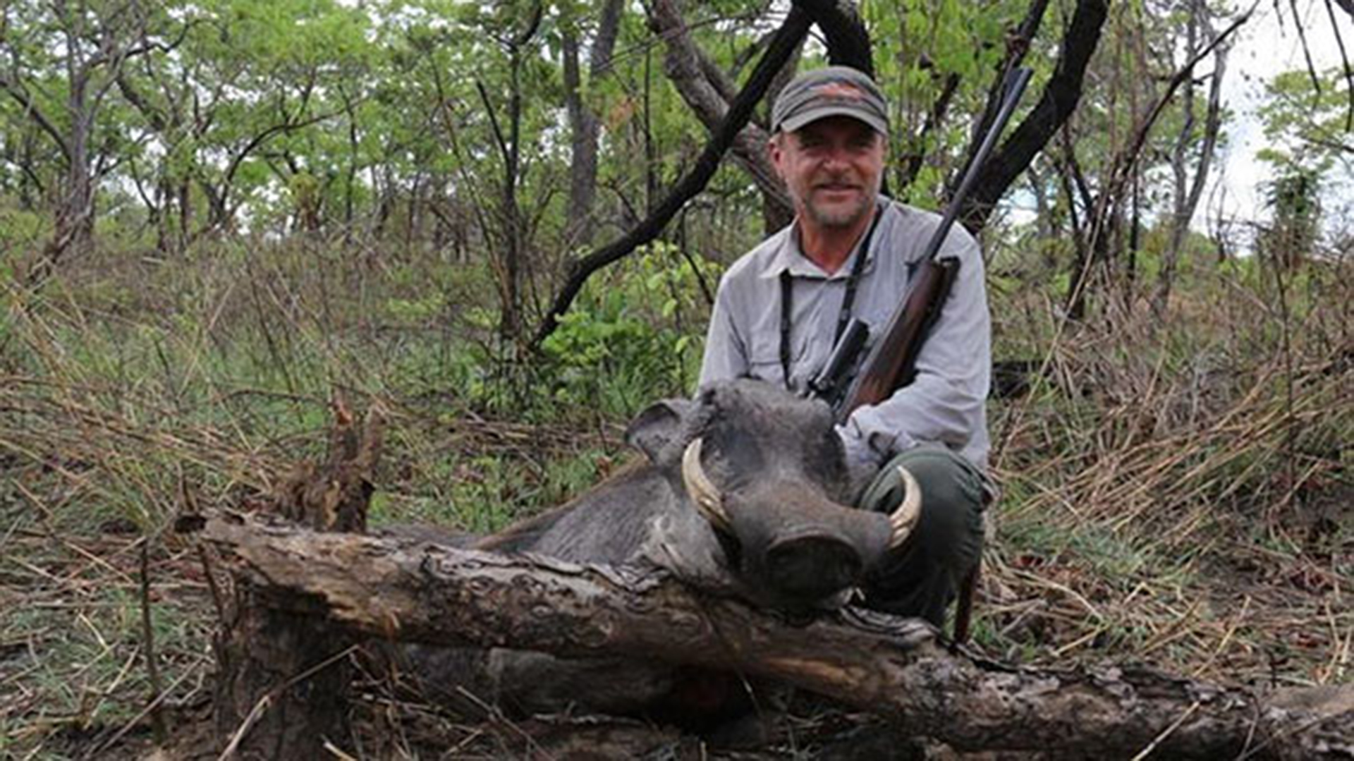 Las imágenes del veterinario italiano con sus presas se viralizaron en noviembre de 2015 y generaron gran indignación entre defensores de los derechos de animales