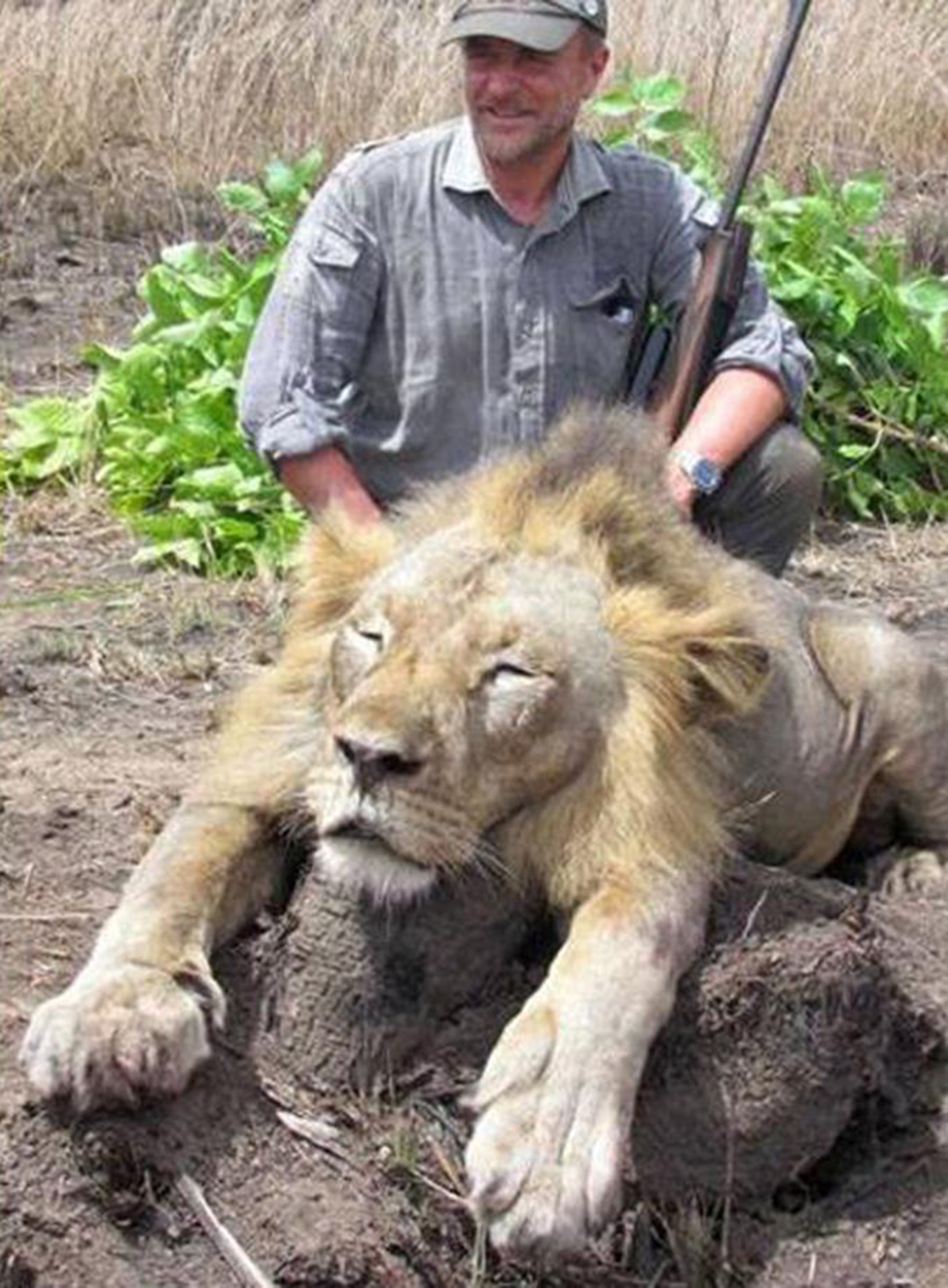 Luciano Ponzetto junto al león que cazó en África durante un safari